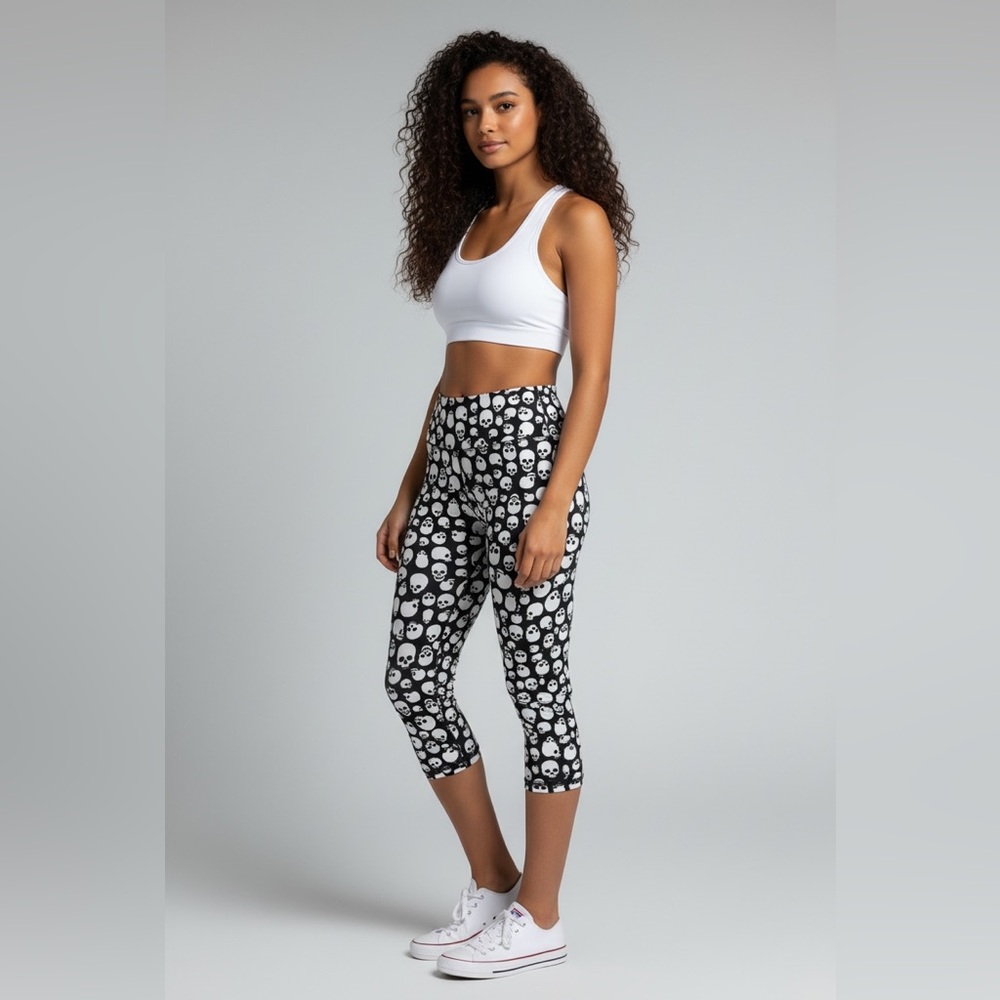Onzie Flow Women's Black and White Skull Print Capri Leggings. Size Small.